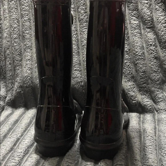 UGG rain boots, black.  Like new. Size 8 - Picture 4 of 11